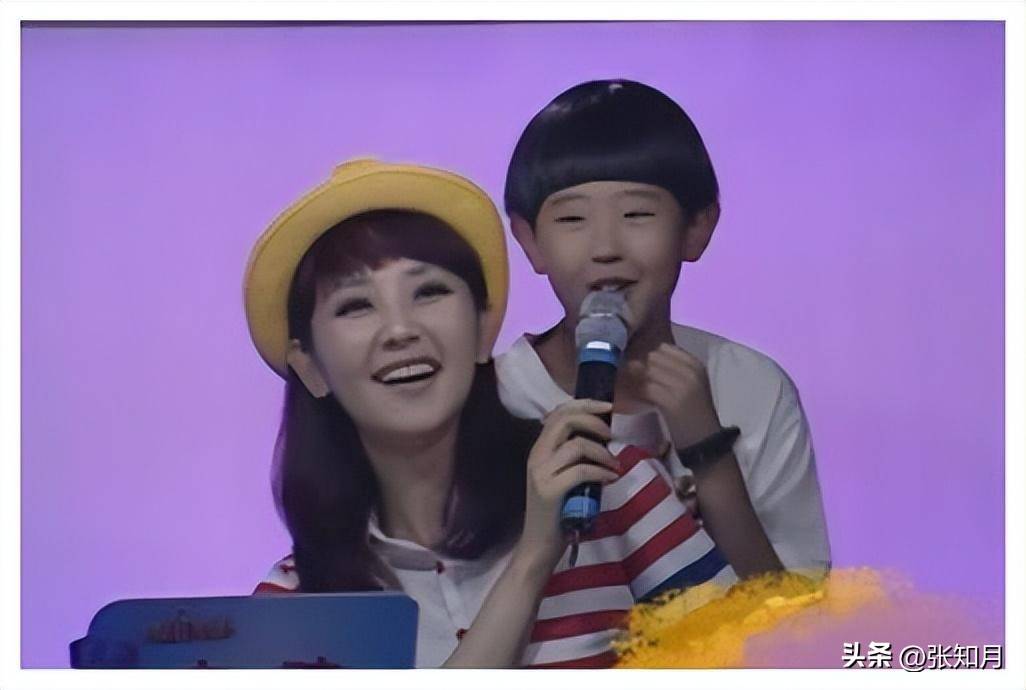 45岁的她在事业上已经得到了她想要的一切,但儿子杨初一的茁壮成长,却