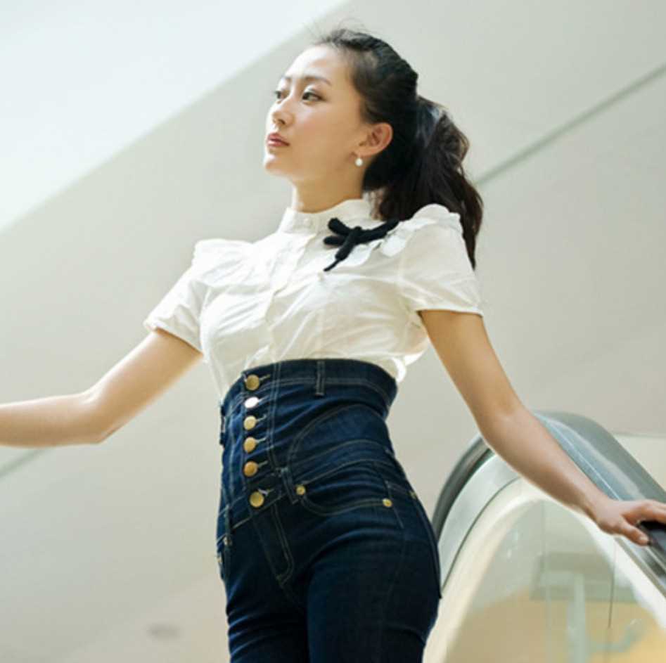 蒋依杉与王龙两人的相识和结缘得从2010年拍摄赵本山电视剧老兵时说