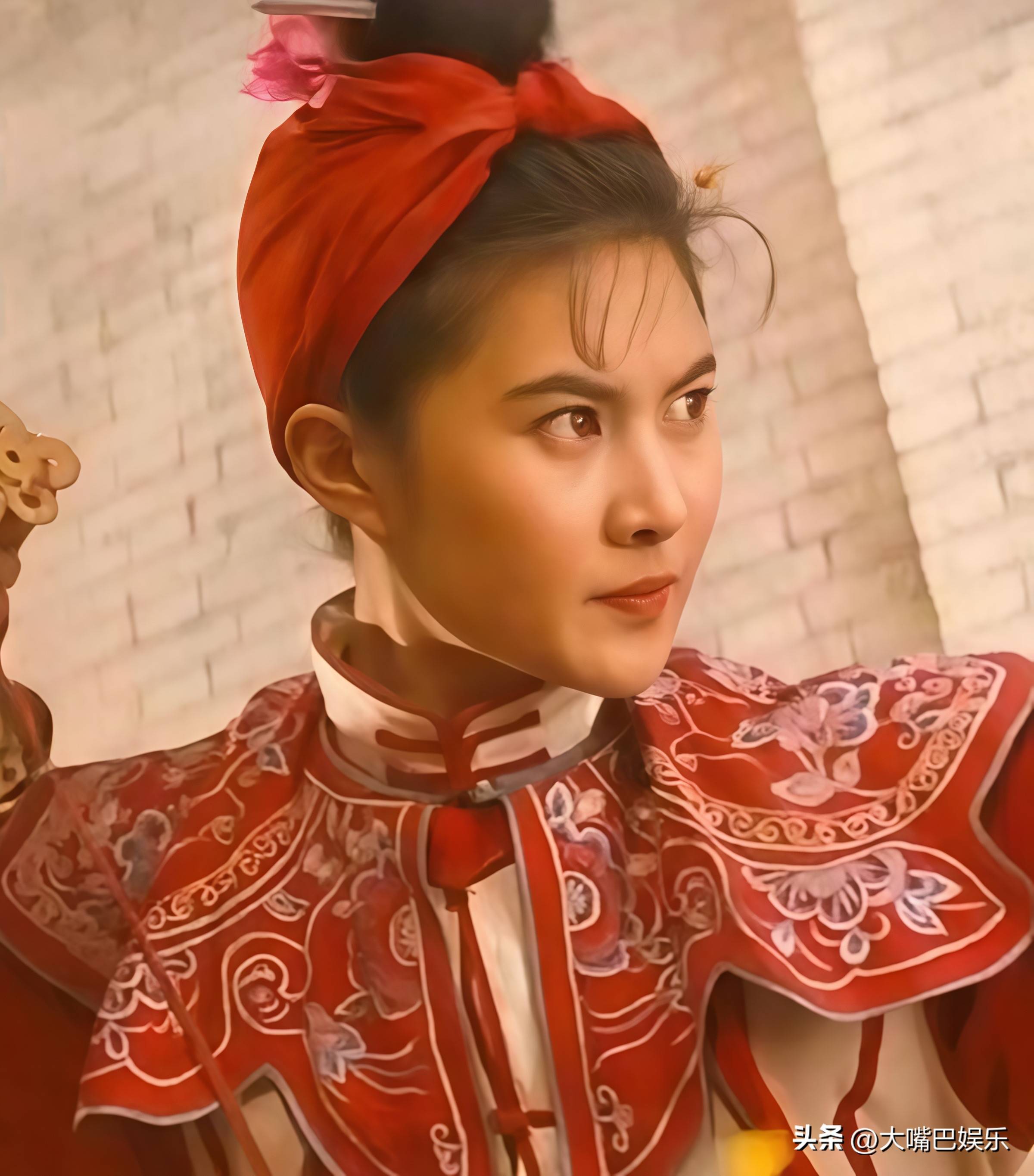 就是一个"土肥圆"大妈,然而年轻时的王菁华也曾惊艳时光,尤其是年轻时