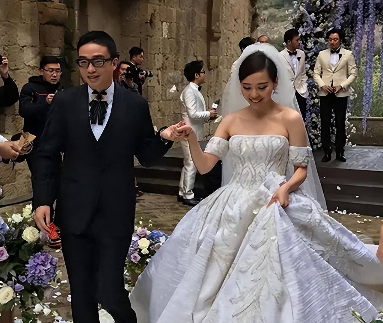 张靓颖:被渣男骗财骗色15年,离婚被骗走6亿身家,现在重新出发