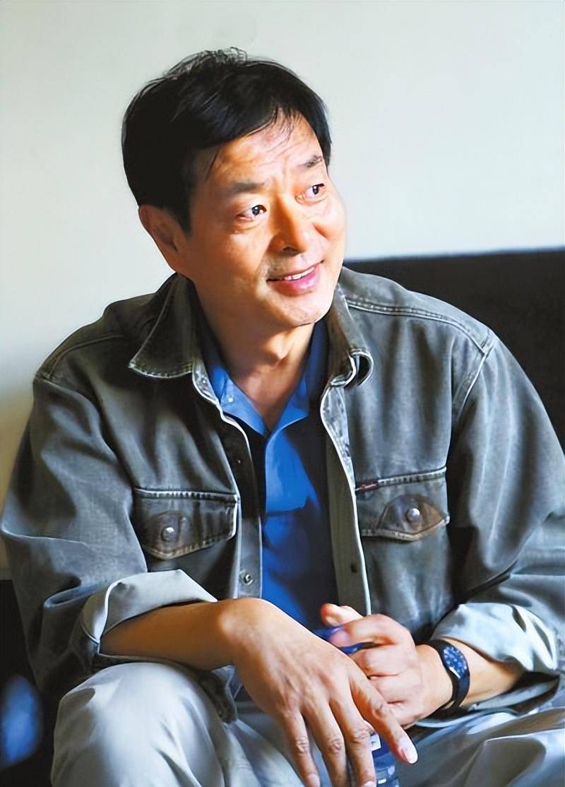 还记得英雄无悔里那个帅气逼人的公安局长吗?请