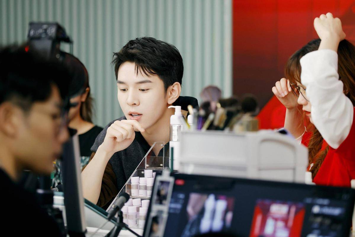 双11直播带货引争议：李佳琦、胡可直播间被指