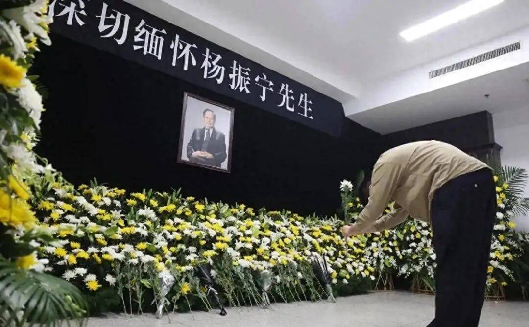 无论是对于中国还是对于全世界,杨振宁的去世,都是巨大的损失,他一生