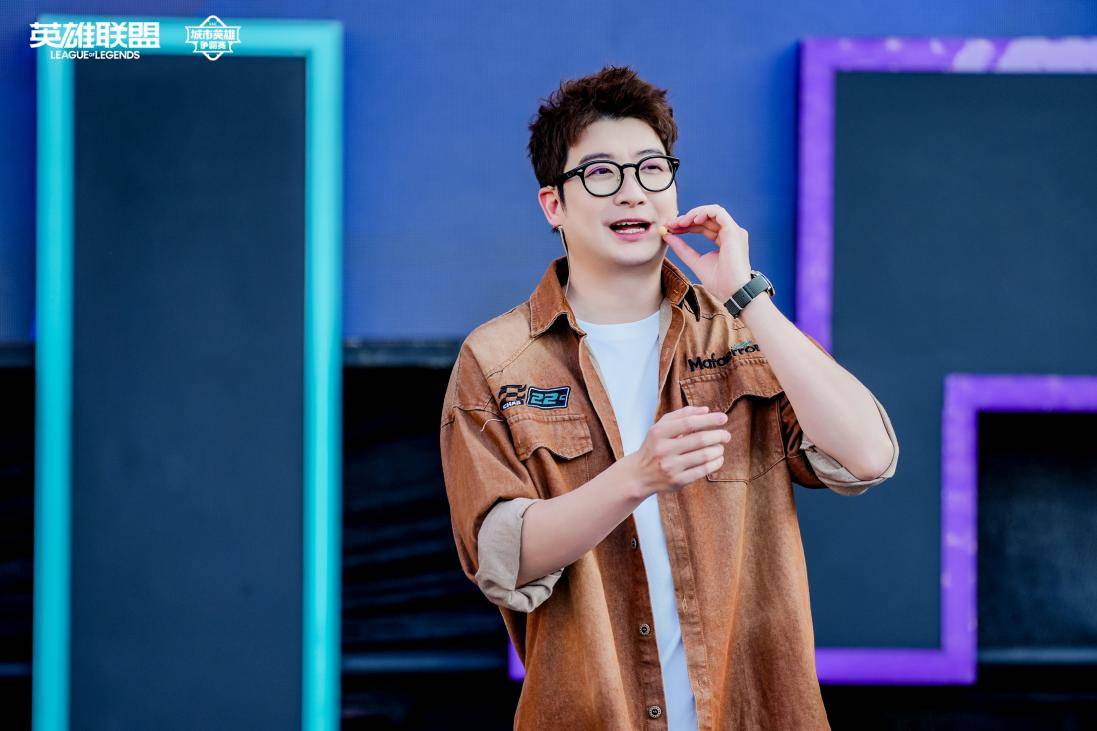 郭嘉峰团队与外卡赛道选出的"轻一点"战队展开大乱斗模式对决,他戴上