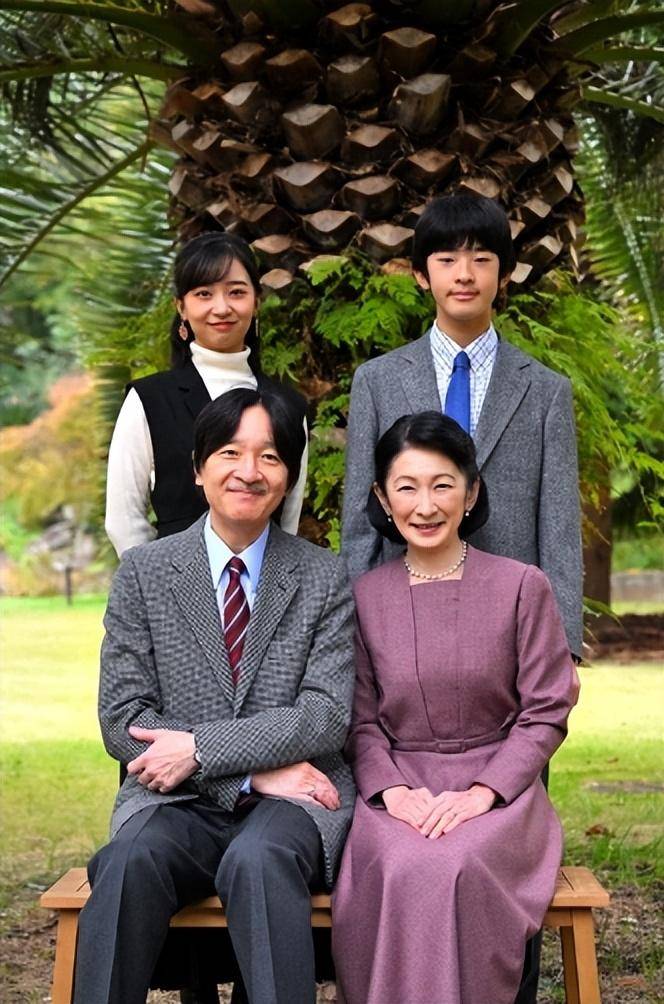 日本纪子妃全家福来了!文仁亲王58岁生日,17岁独苗小王子太帅气