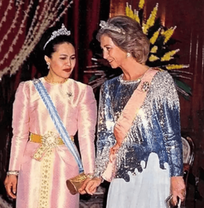 图片[18]-泰国王太后诗丽吉去世，留下19顶奢华王冠和她的传奇一生 -华闻时空
