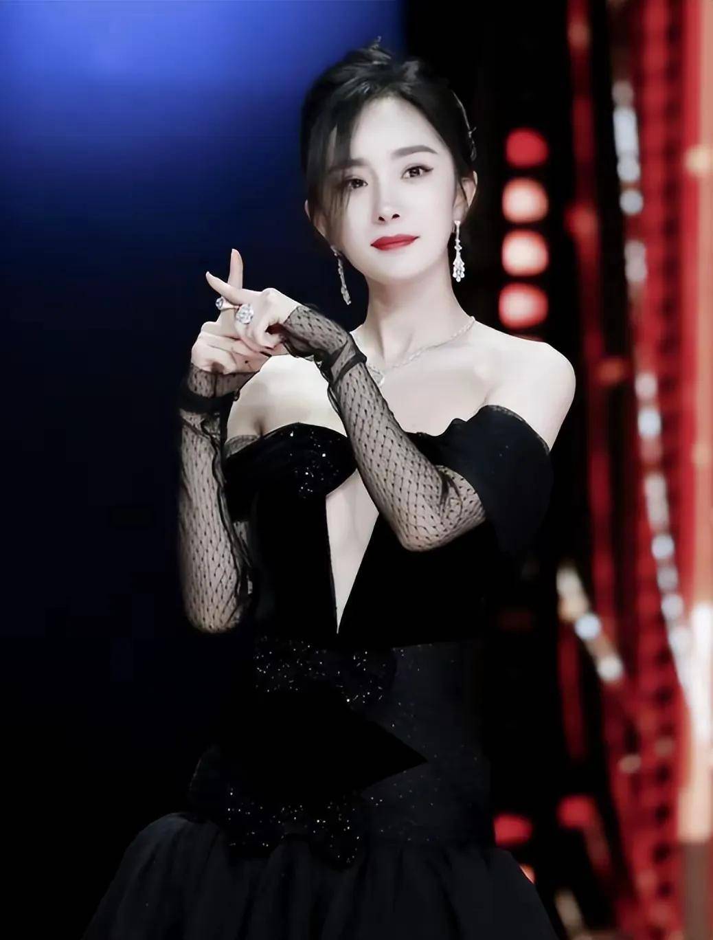 杨幂现身周深演唱会:手持应援棒同框嗨唱;还被周深cue背歌词?