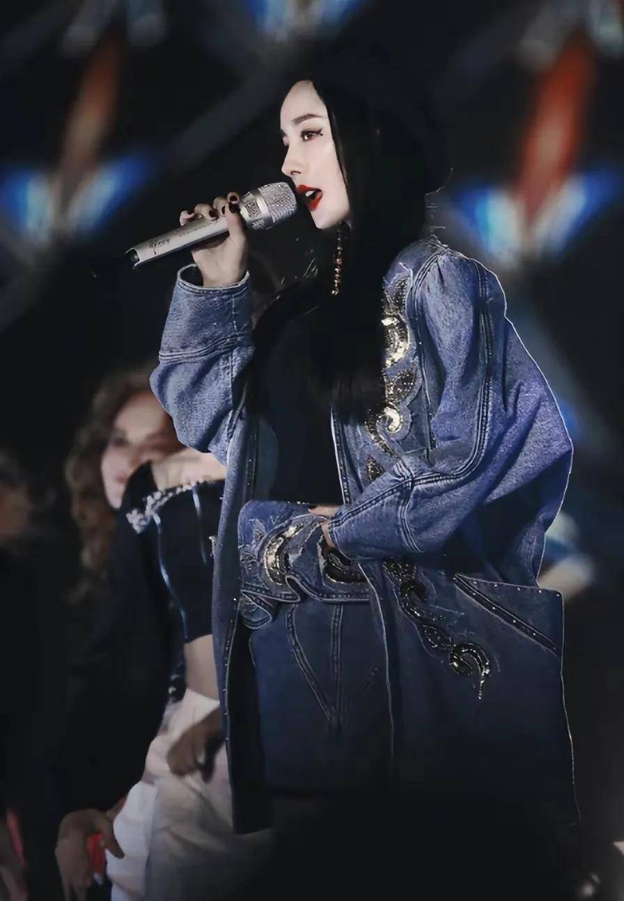 杨幂现身周深演唱会:手持应援棒同框嗨唱;还被周深cue背歌词?