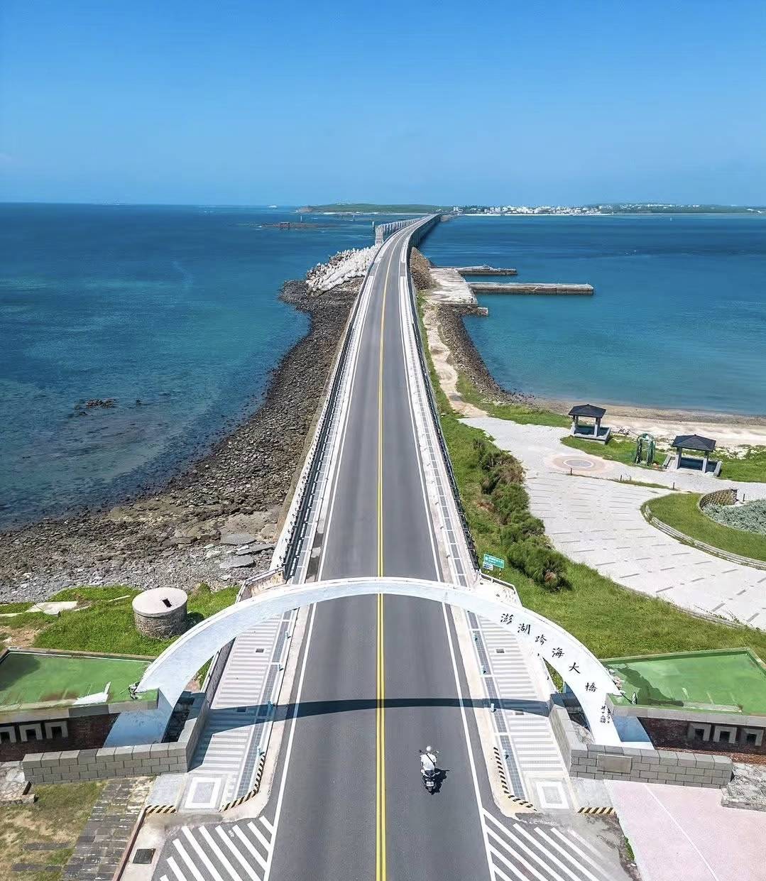澎湖列岛澎湖县马公市,那里有跨海大桥连接三岛,澎湖湾海水湛蓝