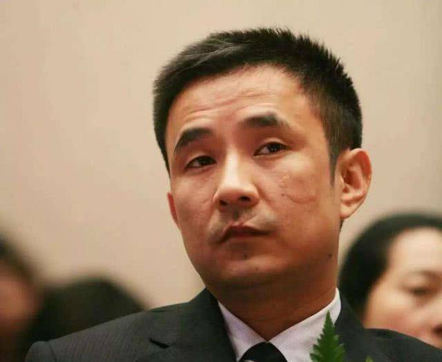 然而,王永红长大后选择了与父亲不同的道路