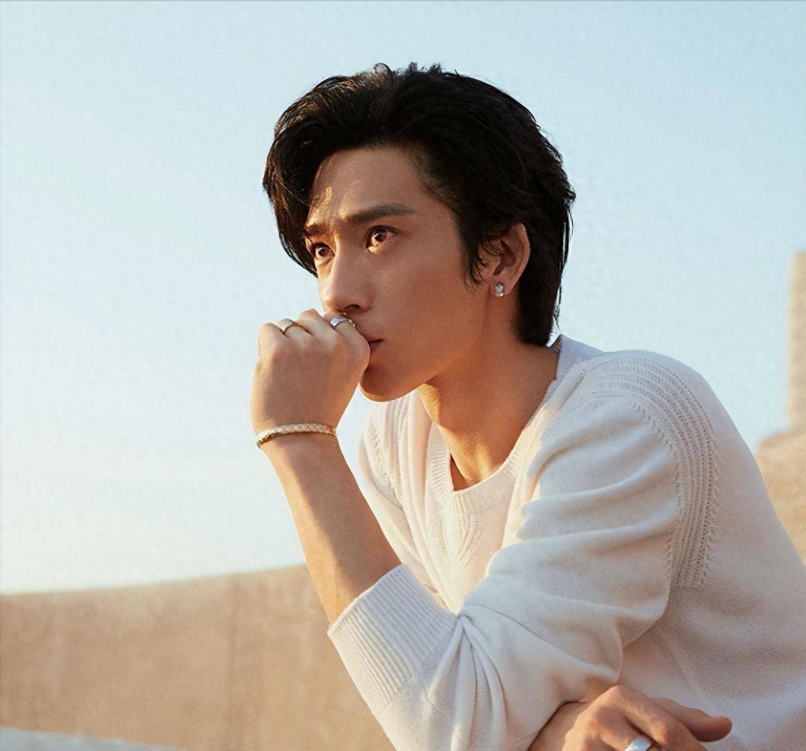 井柏然:出生28天被母亲抛弃,靠奶奶捡废品长大,出名后选择原谅