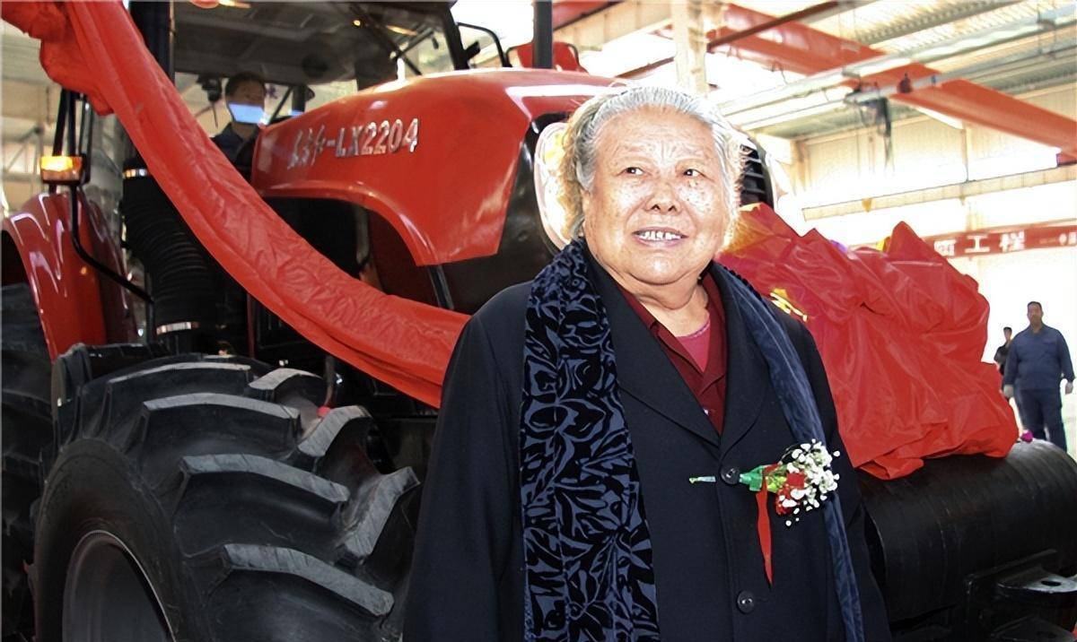 女拖拉机手梁军:11岁嫁表哥,因长相漂亮被印人民币上,高寿90岁