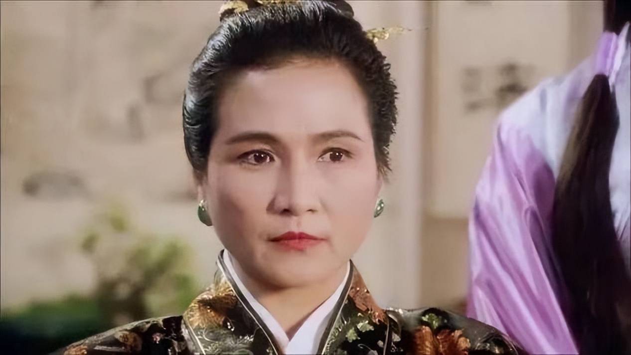 原来蔡澜没说错,郑佩佩去世刚一年,"富养"的儿子就原形毕露