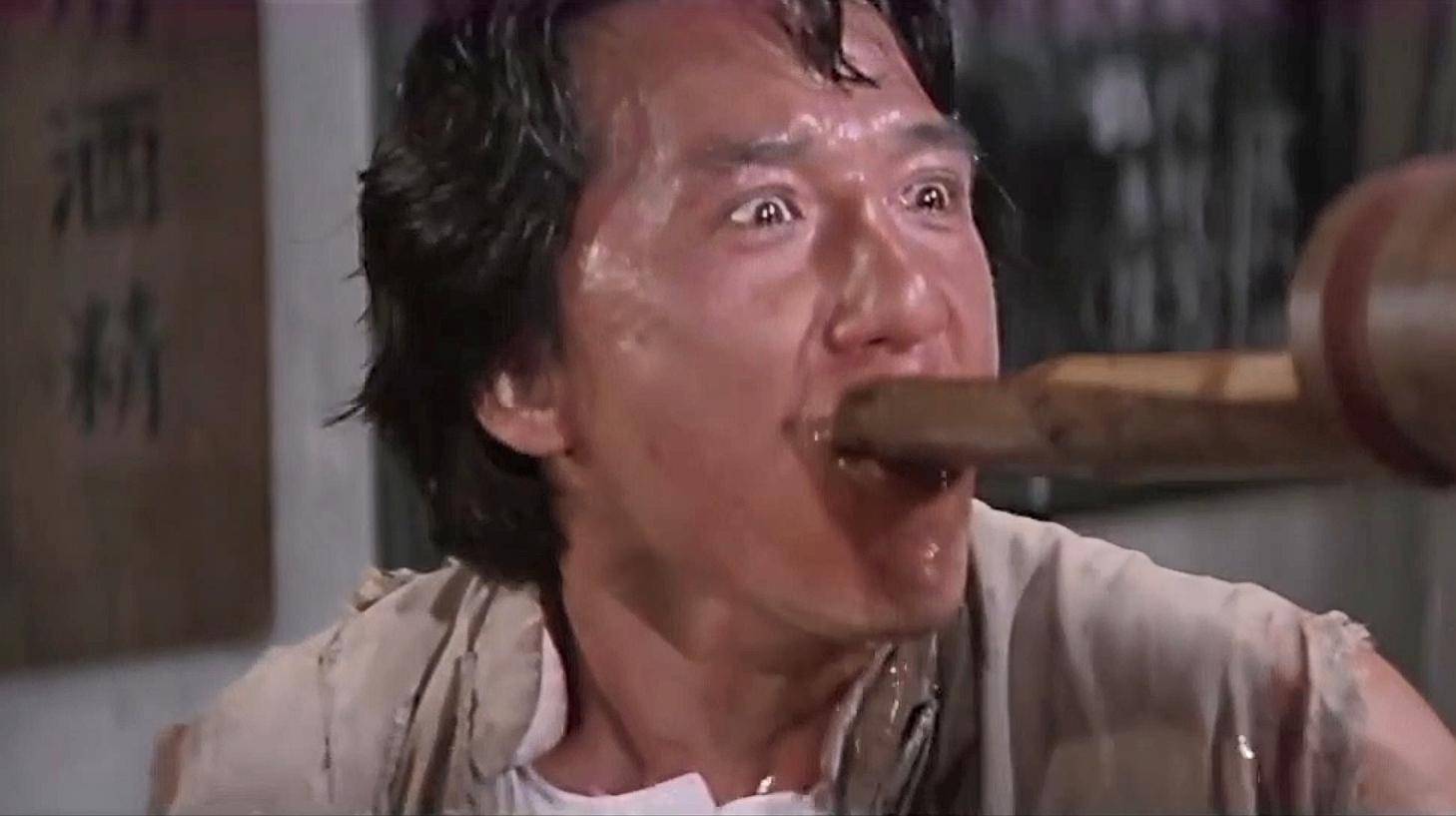成龙:演艺圈的传奇巨星,一生经历无数坎坷