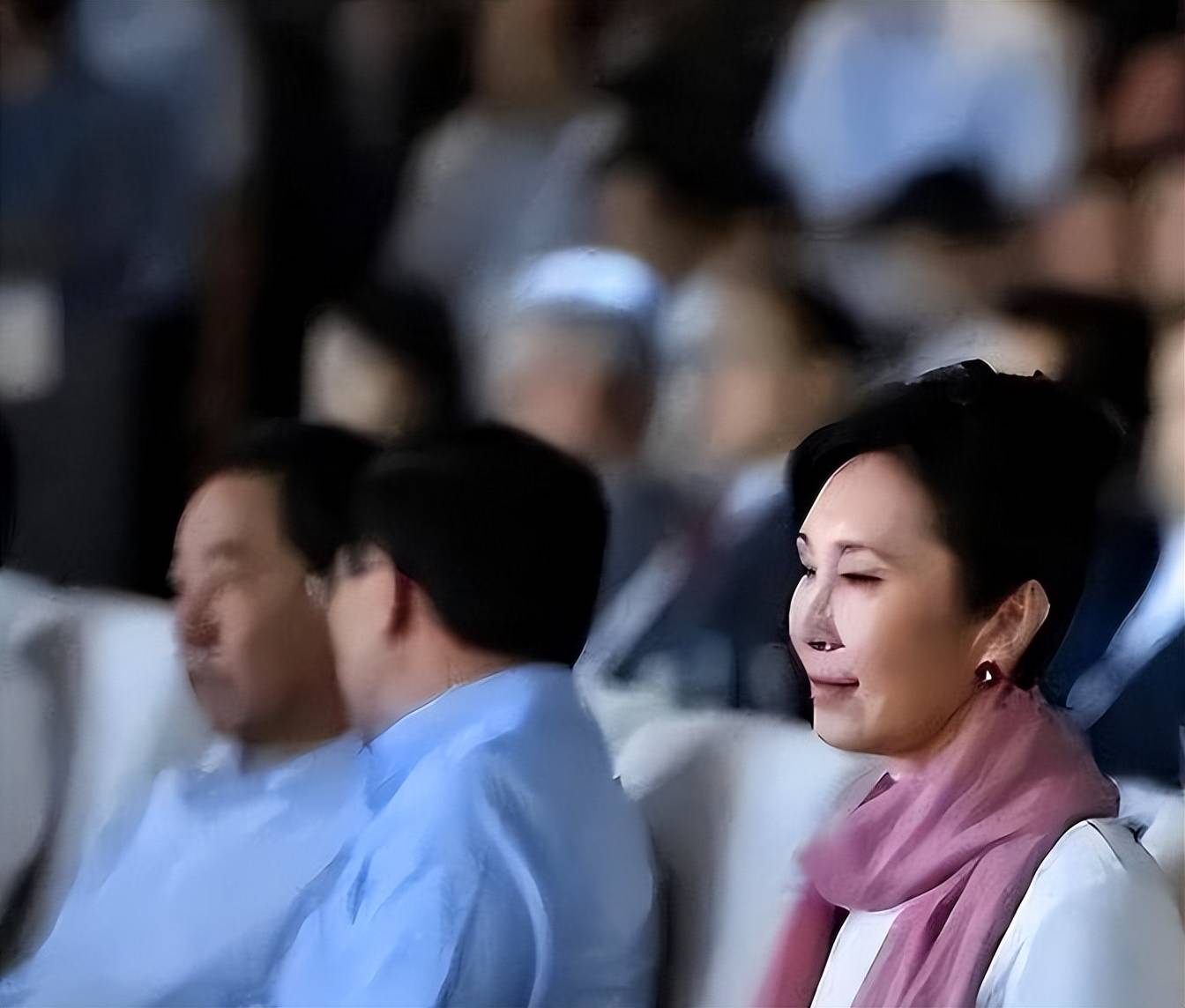 王思聪母亲林宁疑似低调探视孩子;母爱无声却温暖人心!