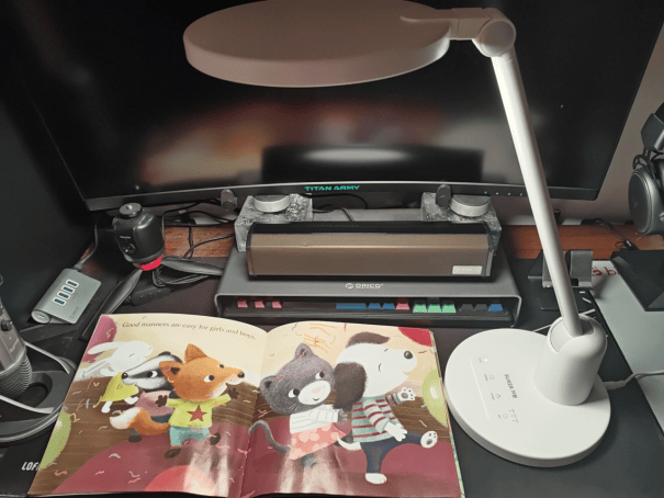 从护眼到 “养眼”,给孩子医学级光场守护-书客SKY护眼台灯评测