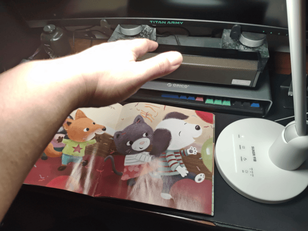 从护眼到 “养眼”,给孩子医学级光场守护-书客SKY护眼台灯评测