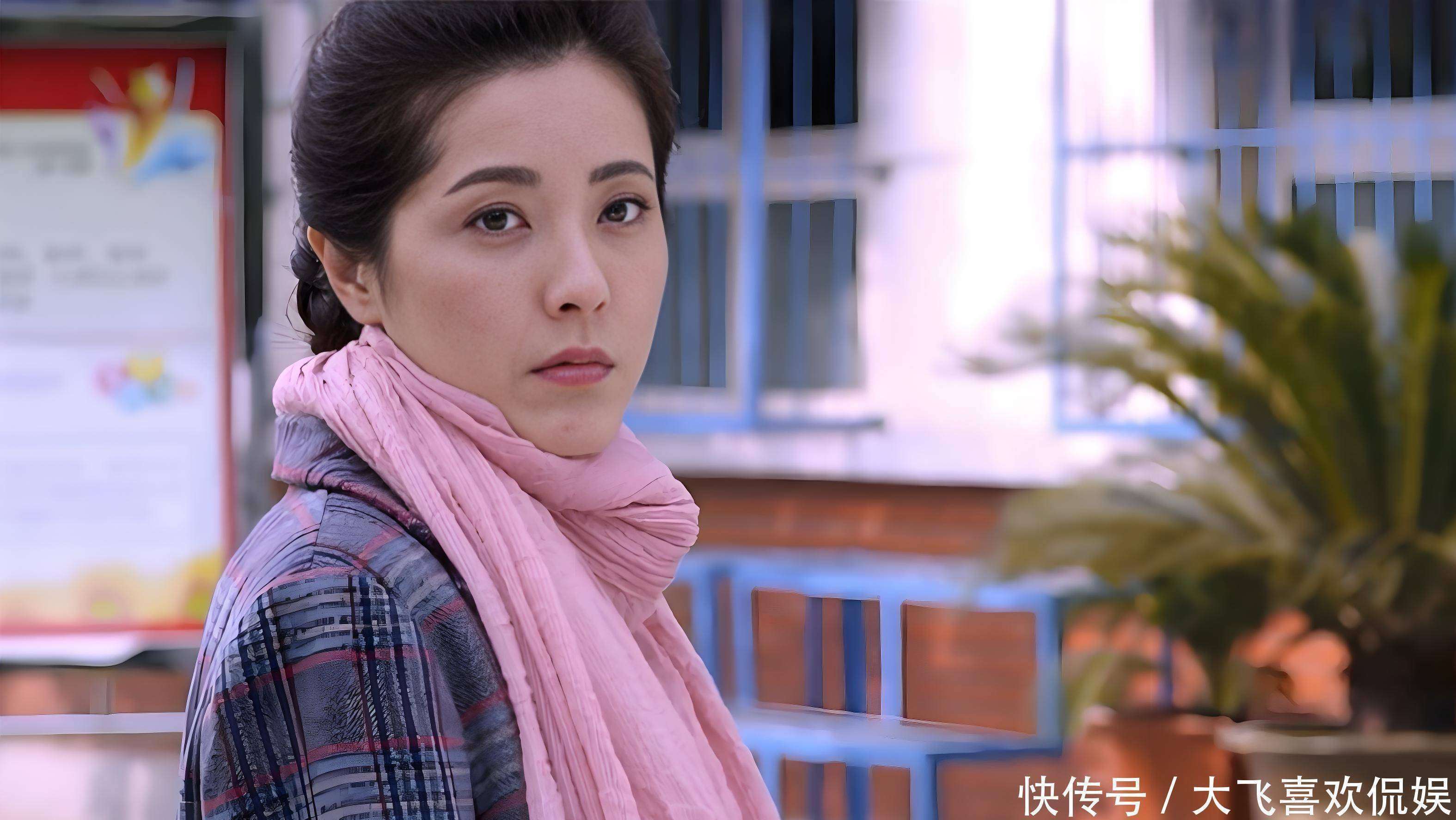 她长得好演技也好,49岁仍孑然一身,今靠沉默的荣耀再翻红