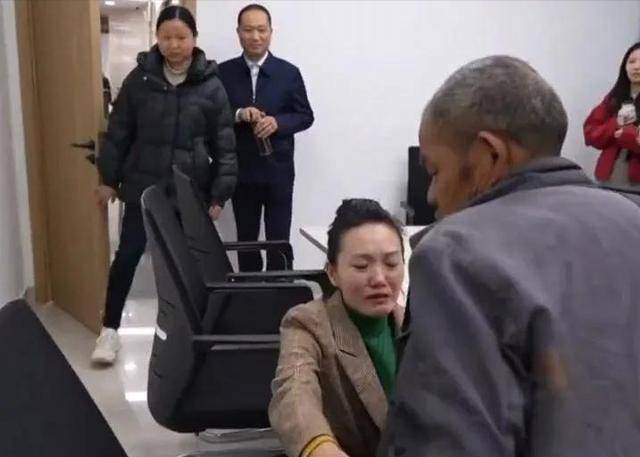 回顾养父住猪圈养女不管,却状告养父索要88万拆迁款,法院:合理