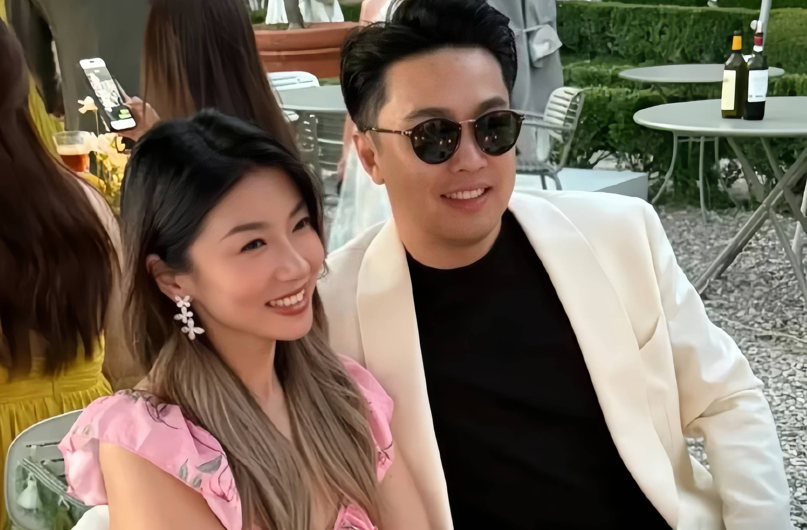 郑恺前任富婆官宣二胎,生图皮肤紧致腿嫩还白,跟现任老婆差别大