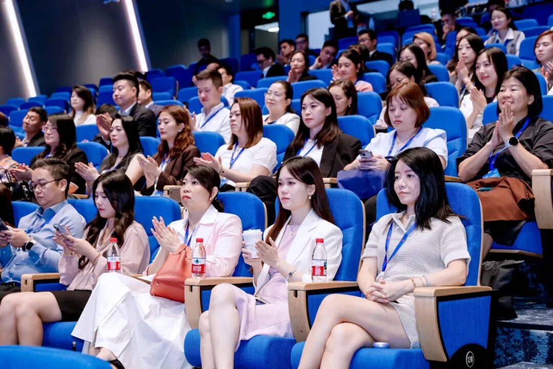 2025粤港澳大湾区企业家推介会暨粤港澳大湾区企业家联盟马来西亚吉隆坡分会成立仪式在深圳举行(图4) 2025粤港澳大湾区企业家推介会暨粤港澳大湾区企业家联盟马来西亚吉隆坡分会成立仪式在深圳举行(图4)