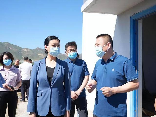 她是现任女县长里最年轻的一位,清华博士毕业,34岁成县长还很美