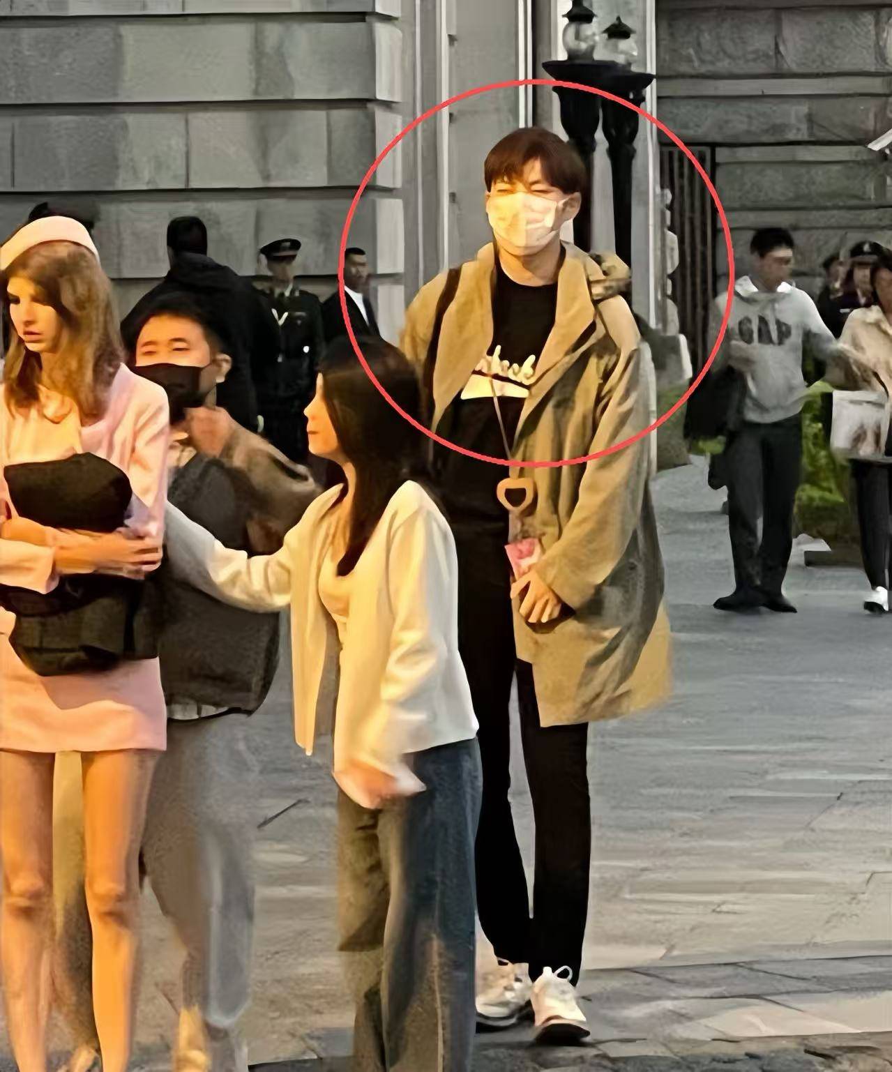 阿诺现身上海穿短裙露大长腿身材火辣老公全程拎包罗圈腿吸睛