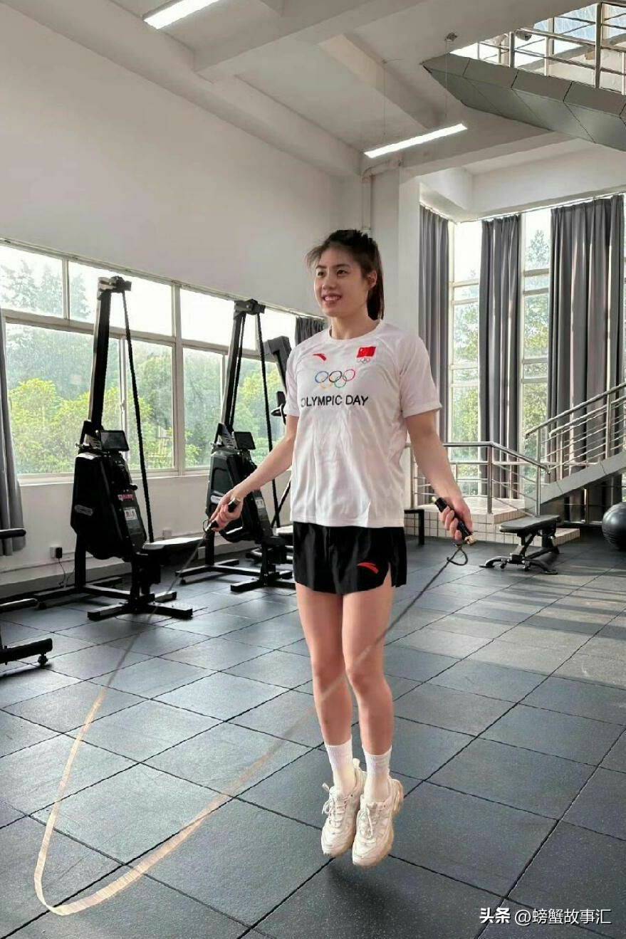 张雨霏高铁上被偶遇,夺冠后坐二等座回京,本人皮肤白皙十分惊艳