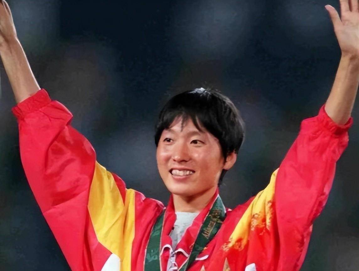 但由于王军霞世界冠军的光环过于耀眼,战宇的事业却平平无奇,这种女强