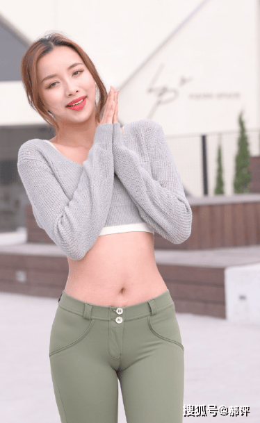 军绿紧裤配短衫：江滩光影里的身材锋芒