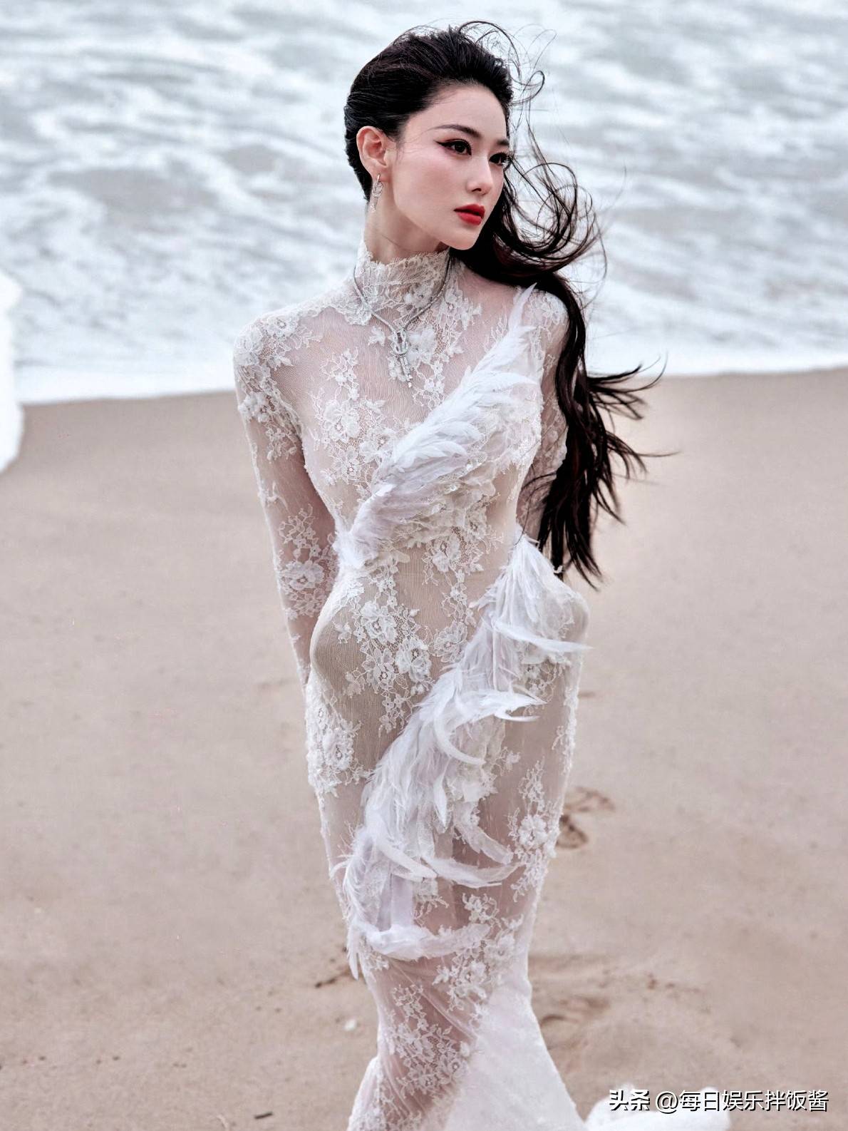 张馨予穿25斤礼服走红毯,是敬业还是作秀?