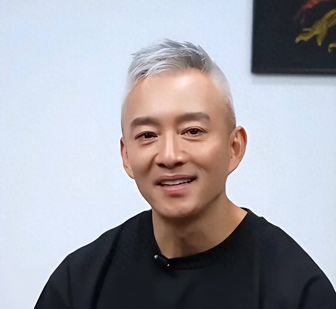 到了2001年,亚宁逐渐将事业重心从主持转向幕后,担任了央视电影频道的