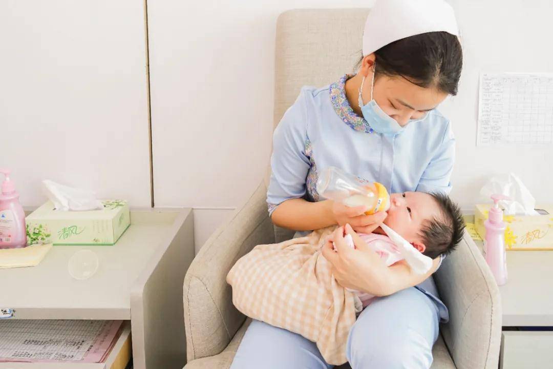 7个月宝宝遭月嫂多次恶意猛摇,宝妈翻看监控崩溃