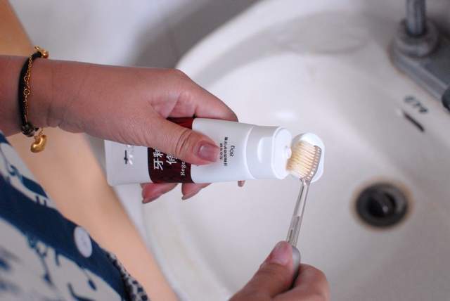 牙痛出血裂缝救星!左点再生硅牙膏用黑科技让牙齿“重生”