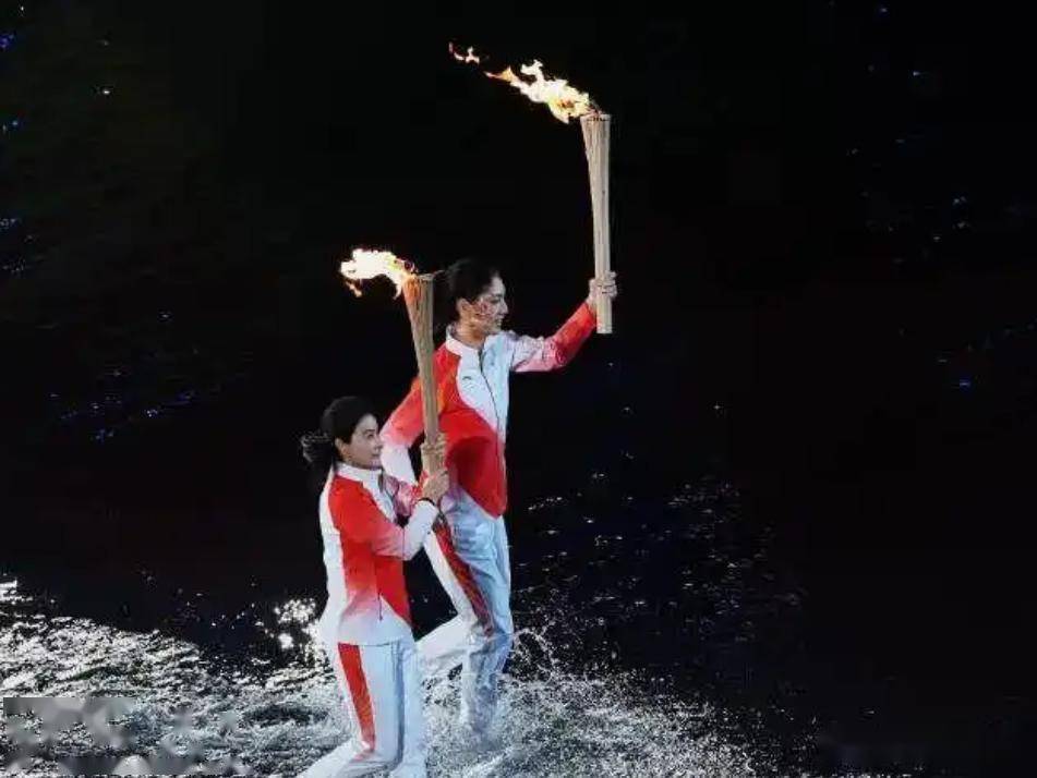 火炬手郭晶晶有一个细节,那就是她双手举火炬