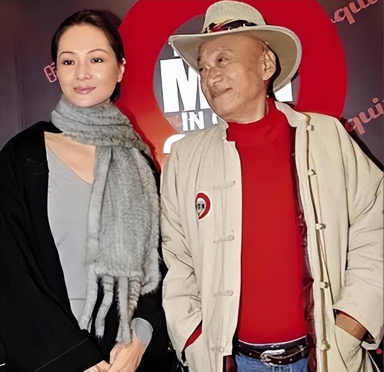 80岁凌峰与现任老婆合照罕见曝光,女方不是贺顺顺,传闻原来是真