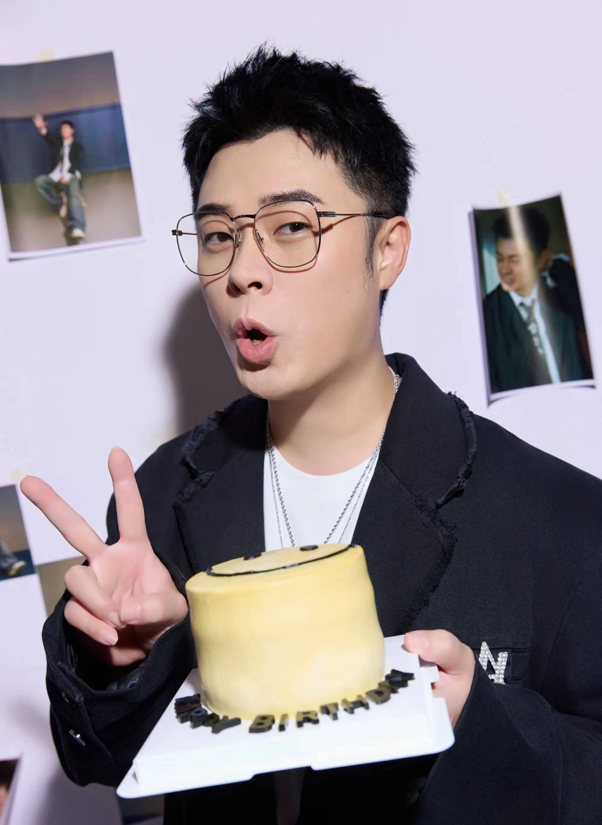 陈赫40岁生日晒单人照耍帅,鹿晗大合影"黑脸",张子萱最大赢家