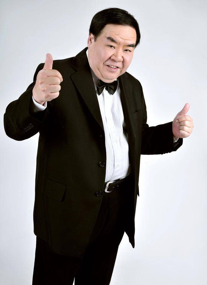 74岁"肥猫"郑则仕近况曝光!脸浮肿背佝偻,身形暴瘦但很有精神