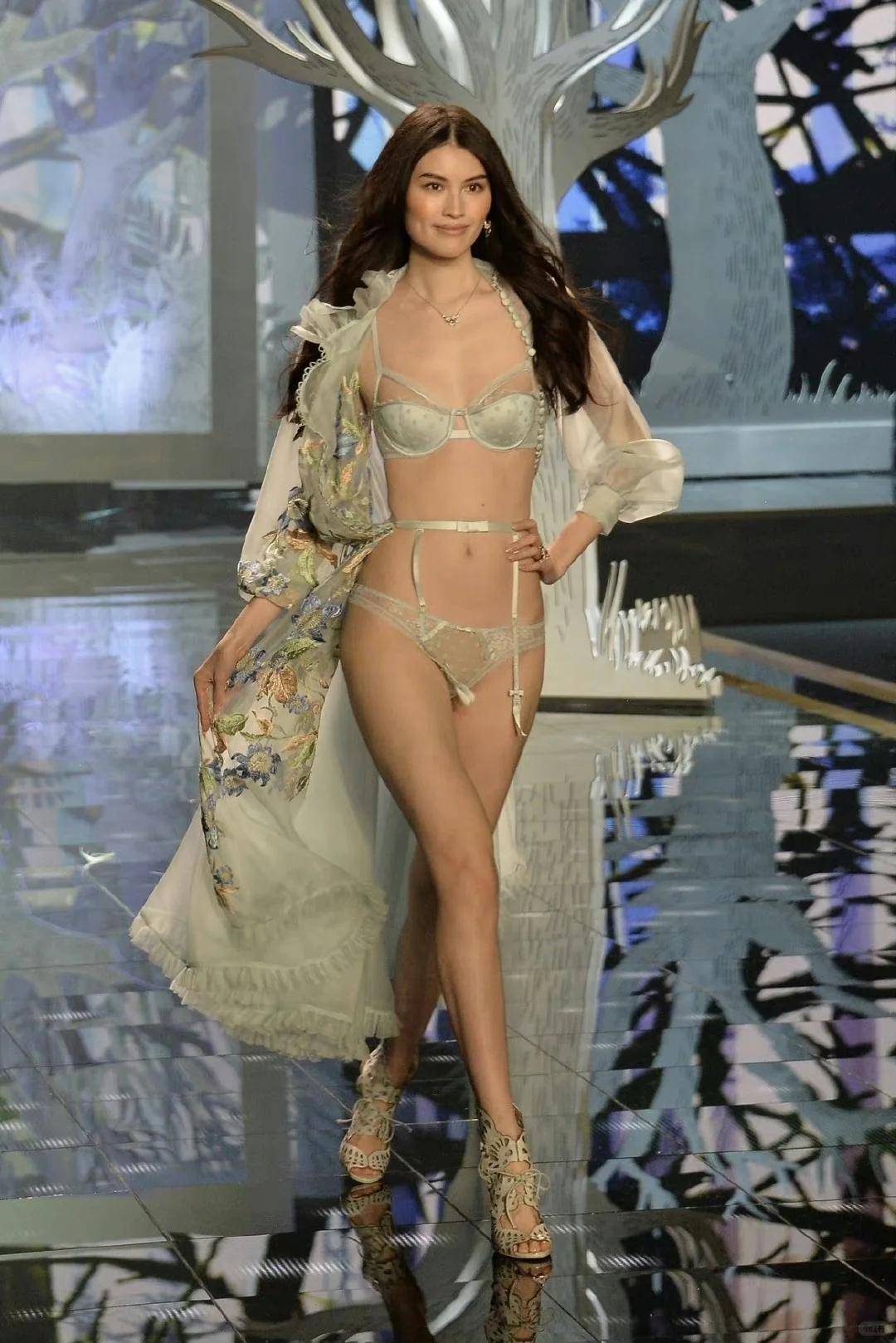 何穗产后首次晒照,穿低胸衣大秀"事业线",网友:她删掉了热评