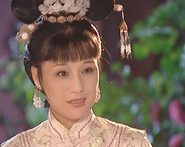 当事情陷入僵局时,容妃向康熙传达了孝庄的懿旨,强调不能废掉胤礽的