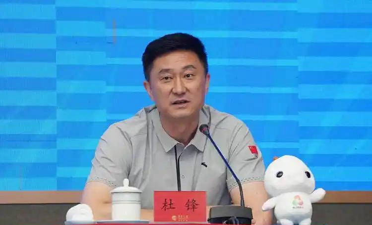 床头堆满药瓶，带病助广东夺冠，杜锋到底能拿多少出场费和奖金？