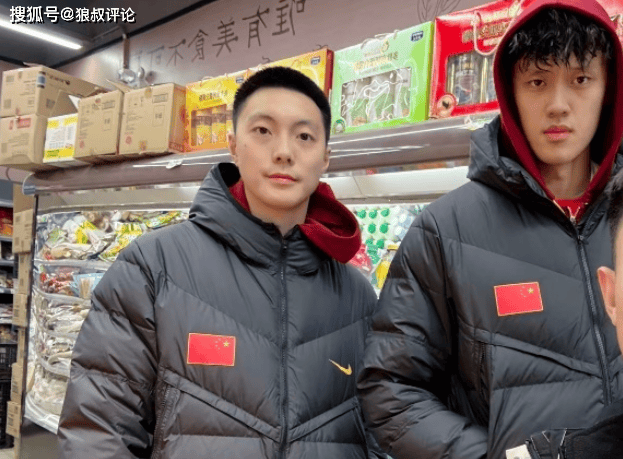 好哥们！网友社媒晒曾凡博胡明轩身披国家队羽绒服动态