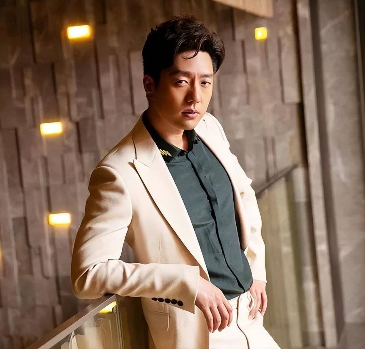 凌潇肃与姚晨:当爱已成往事,只剩一地鸡毛