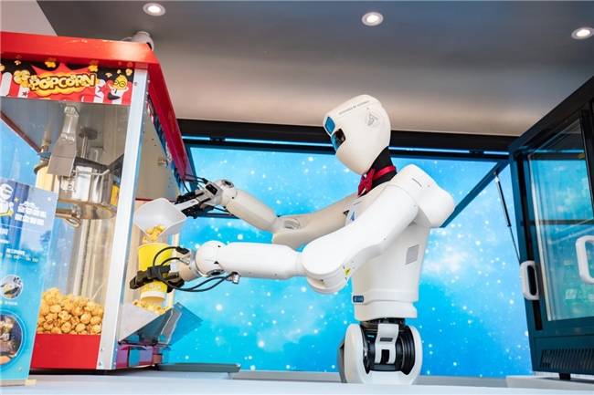 全球首个绳驱AI机器人零售服务店在粤揭幕,金马游乐与星尘智能共启“具身智能”文旅新纪元(图4) 全球首个绳驱AI机器人零售服务店在粤揭幕,金马游乐与星尘智能共启“具身智能”文旅新纪元(图4)