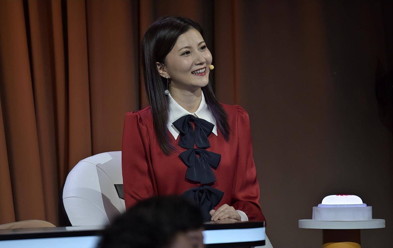 广东台主持人梁宇的全家福,他和妻子云菲都当了领导,儿子已13岁