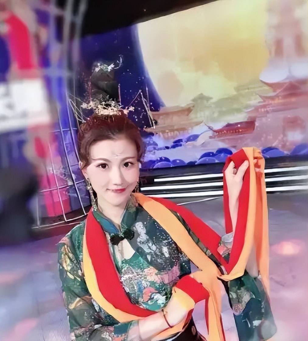 广东台主持人梁宇的全家福,他和妻子云菲都当了领导,儿子已13岁