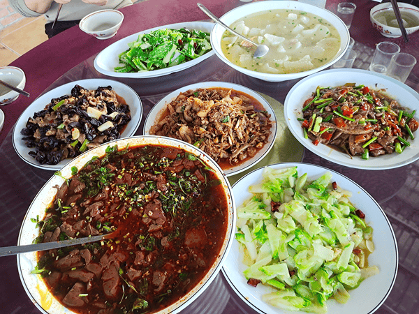 涪陵磐石玉寨刨猪汤鲜香启幕 乡土风味点亮冬日欢聚 (图4) 涪陵磐石玉寨刨猪汤鲜香启幕 乡土风味点亮冬日欢聚 (图4)