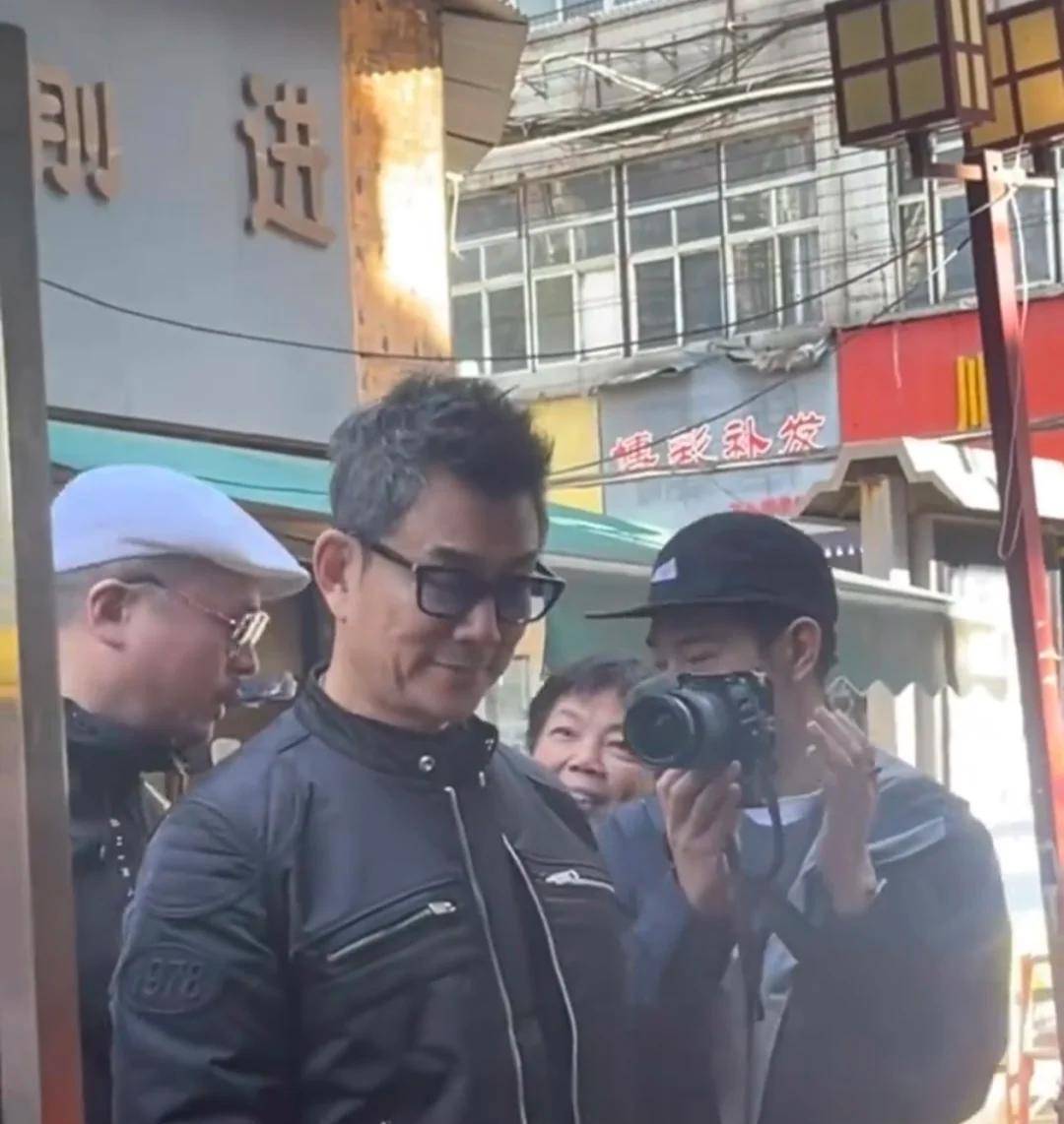 59岁任贤齐回湖北祖宅,肚腩明显仍接地气,街头被围堵合照没架子