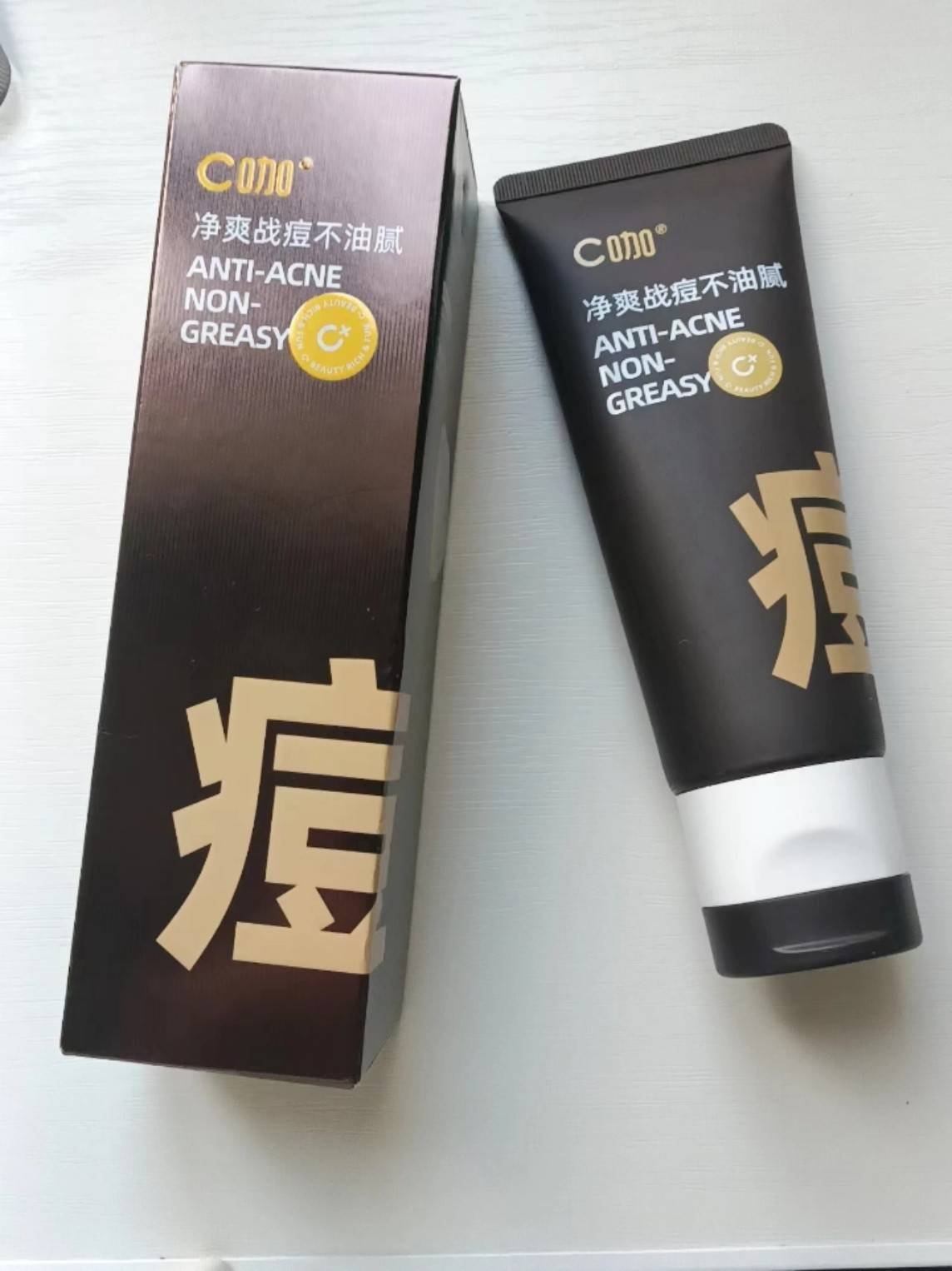 白管挤一点是温和洁面的泡沫绿管带点磨砂颗粒能揉开下巴的小闭口
