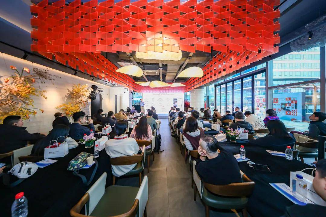 告别流量内卷!连锁品牌的下一个增长点,藏在鸿蒙的“负一屏”里-锋巢网